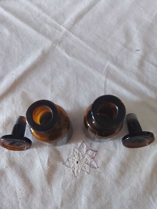 Doua sticlute vechi de farmacie  . 50 lei