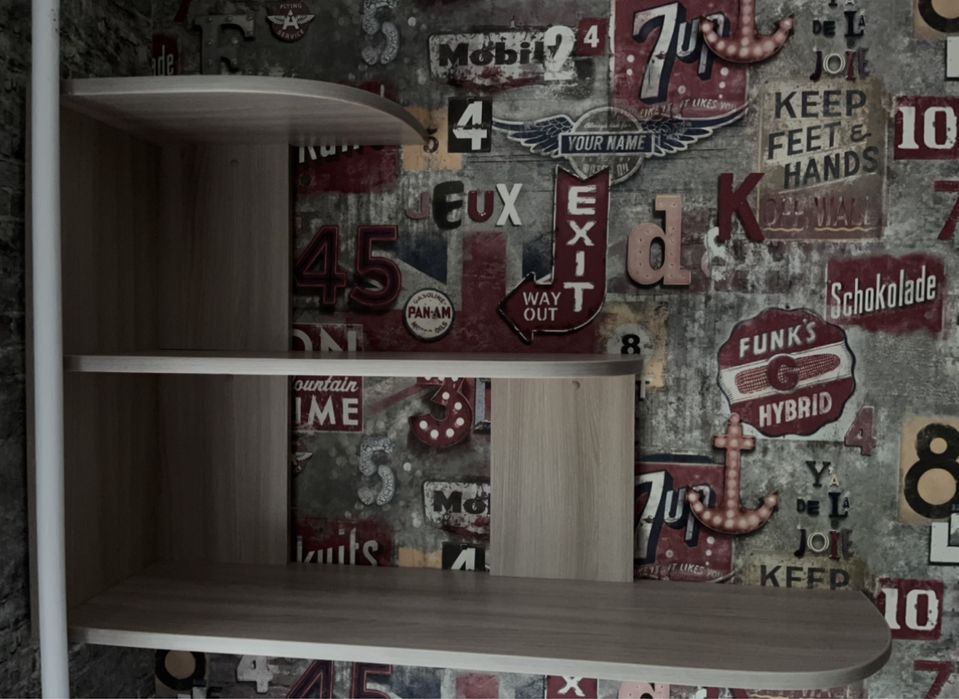 продам две настенные полки