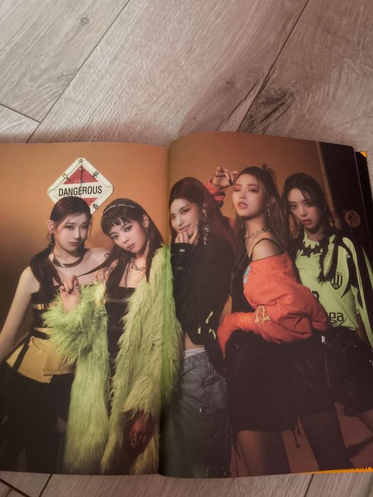 Kpop албум itzy guess who