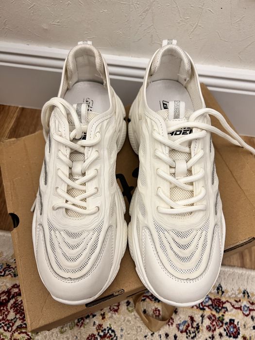 Новые кожаные белые кроссовки в 38 размере