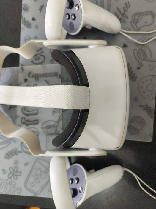 Casca realitate virtuală (VR headset) Oculus quest 2 culoare alba condiție buna