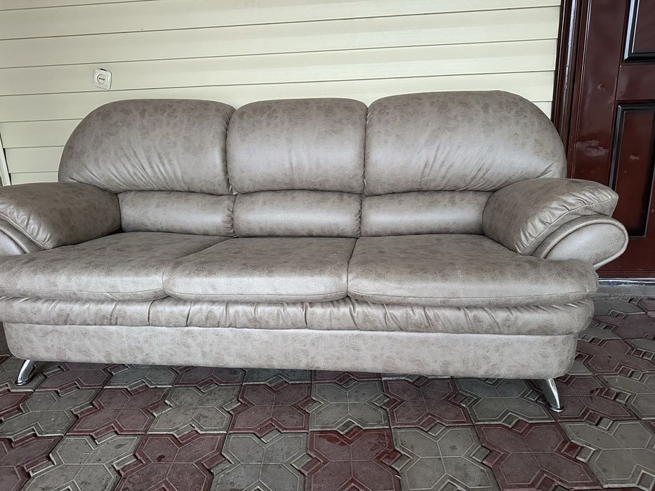 Продам диван с креслами