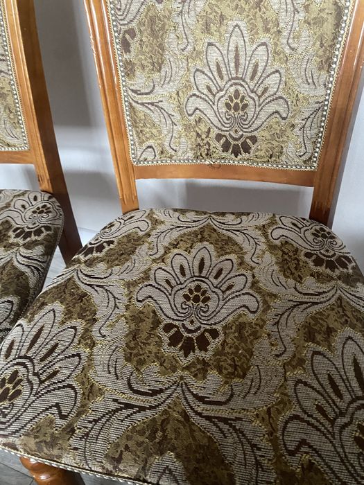 Стол со стульями для гостевой