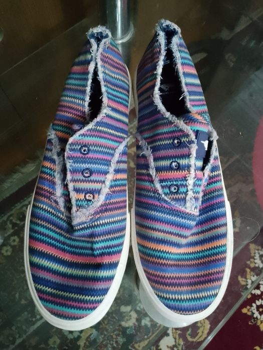 Женские спортивные обувь.