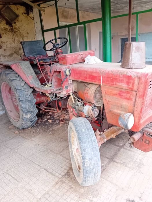 Продавам трактор