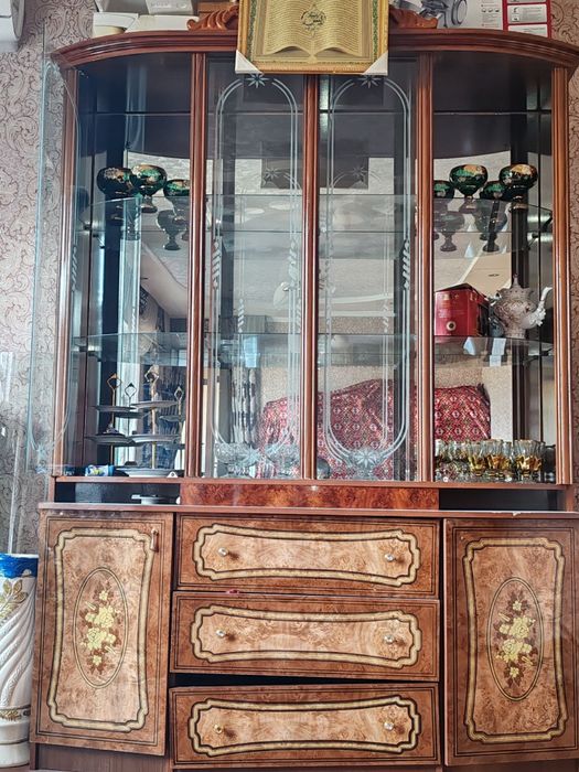 Stenka ishkaf sotiladi