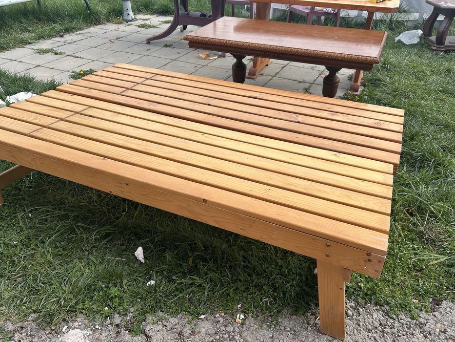 Маси и пейки от масивно дърво