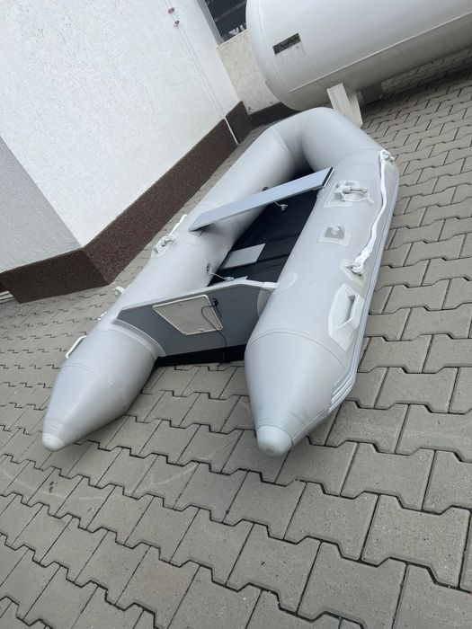 Barca gonflabilă 2.30 m lungime +motor termic 3.5hp
