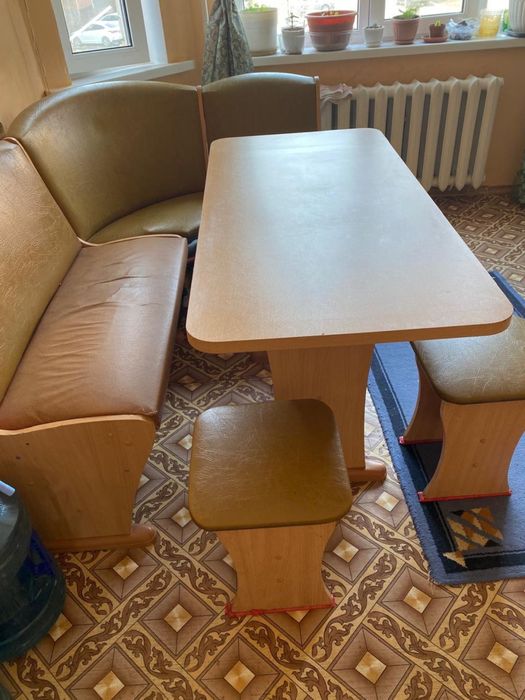 Кухонный уголок, стол овальный, стол с железными ножками