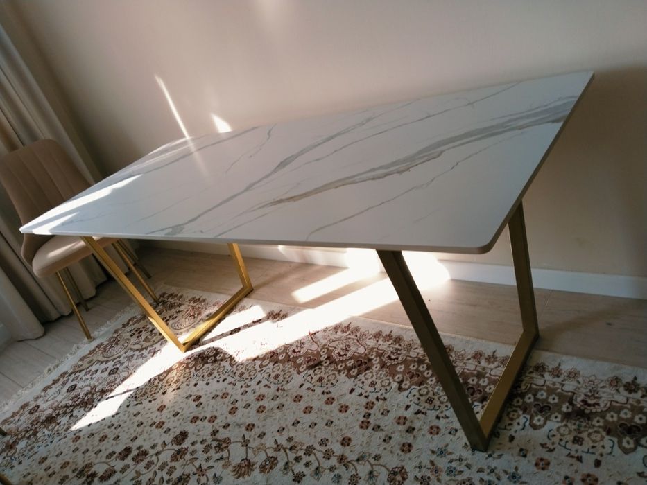 Срочно стол кремогранит