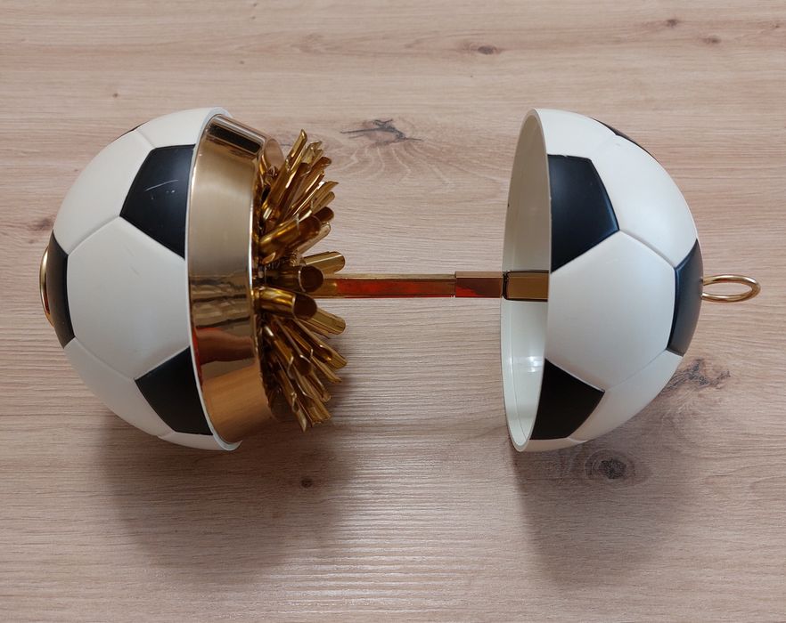 Футболна топка- декоративен диспенсър за цигари, 1970г.