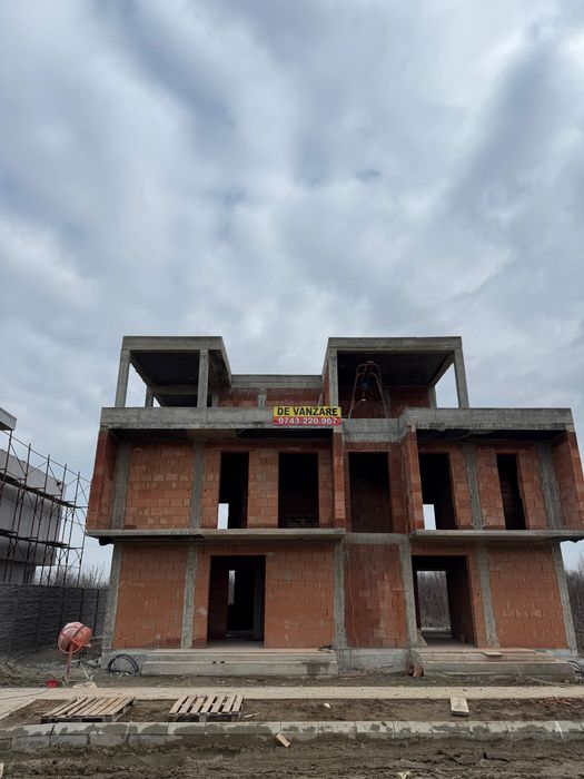 Cladire tip duplex cu 2 apartamente