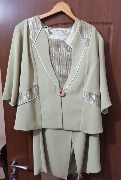 Vând costume marimea 56 și 50