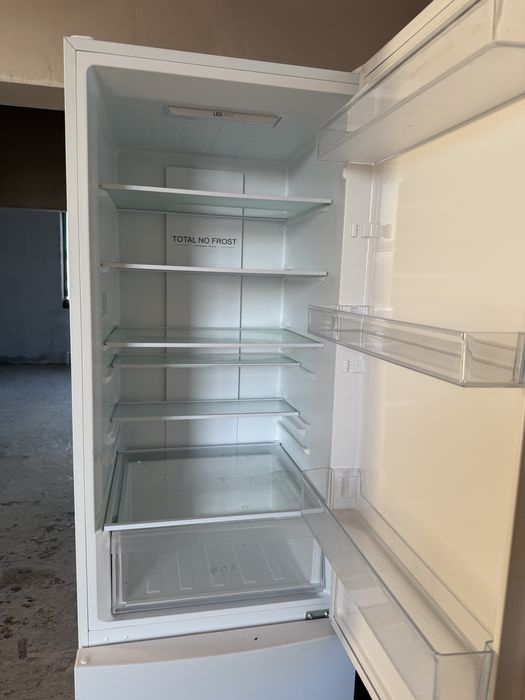 Прлдам большой холодильник