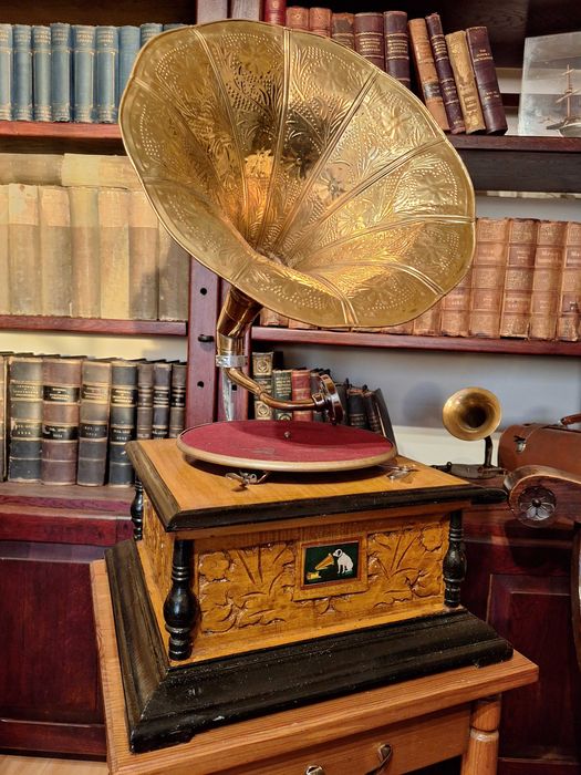 Грамофон с фуния
