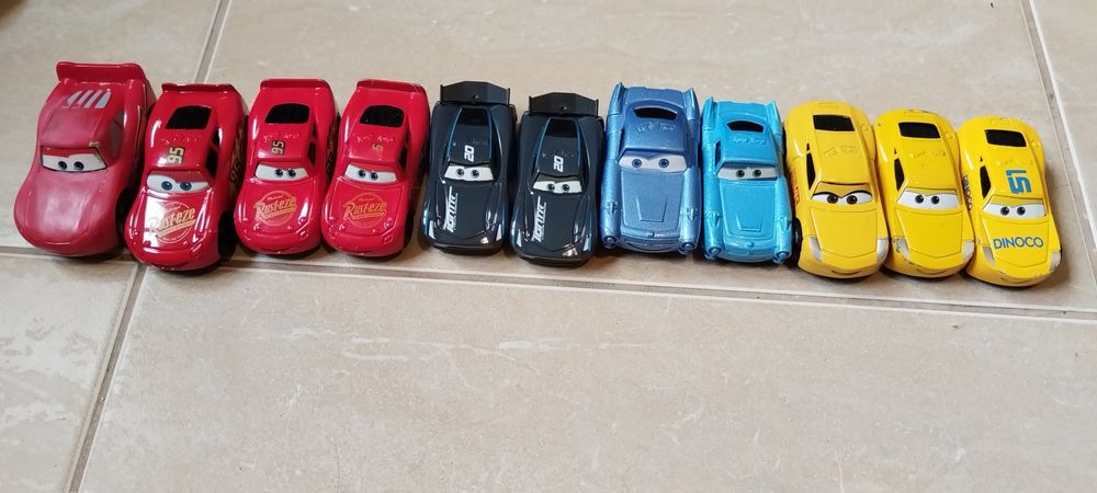 Продавам играчки, дрехи и спално бельо от поредицата Колите на Дисни
