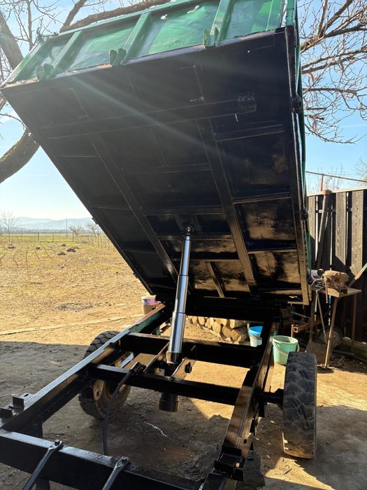 Vand remorca basculabila