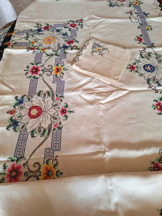 Ленена ръчно бродирана покривка