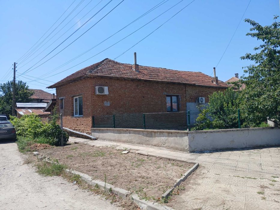 Продавам къща в село Гиген тел.за връзка 0899934142,0896418272