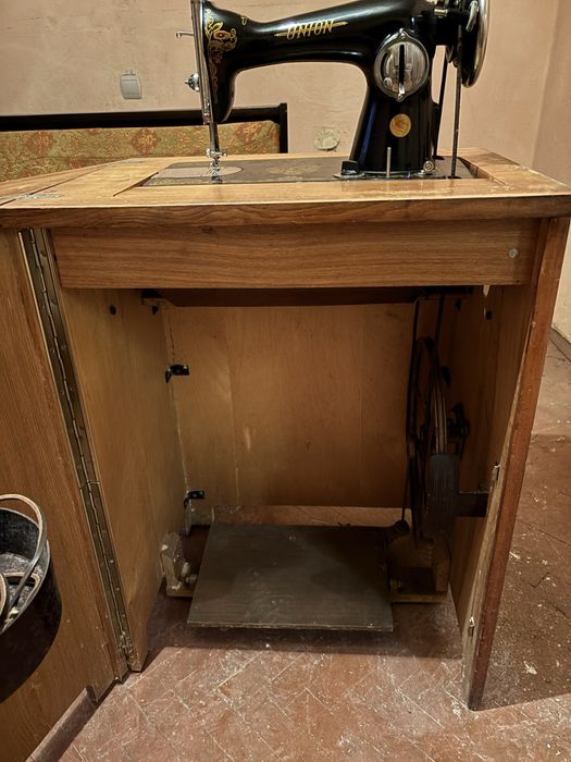 Шевна машина в шкаф Union