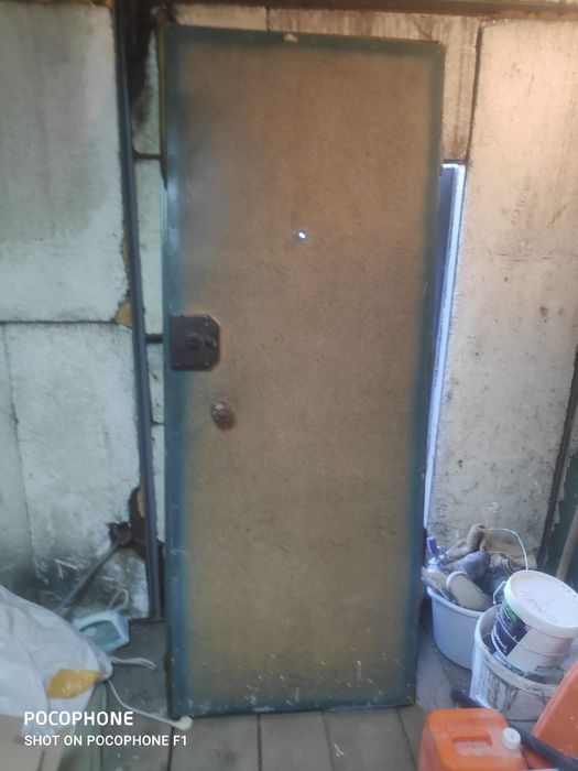 Продам металлическую дверь