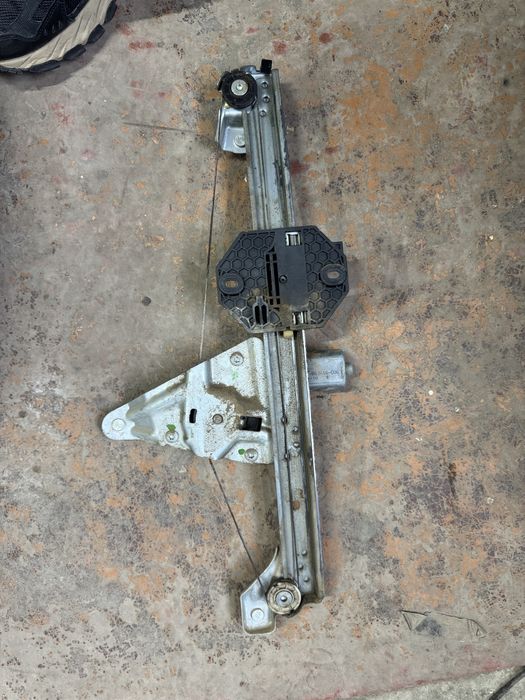 Заднее левое стекло логан сандеро