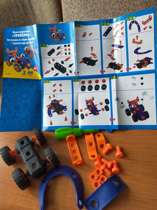 Игрушки Конструктор "Трекеры"