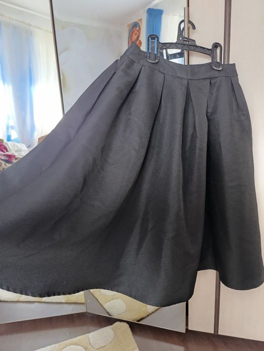 Дамска пола средна дължина