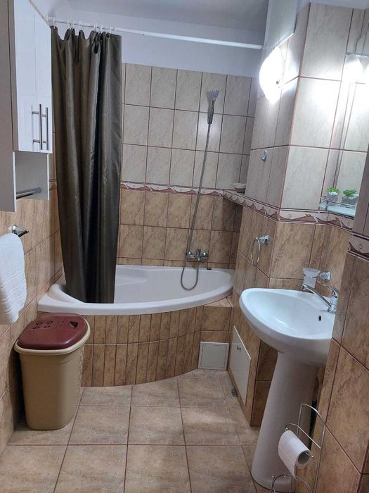 Proprietar, inchiriez apartament 2 camere Rovine, centrala proprie