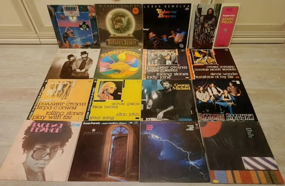 Продаются виниловые пластинки.