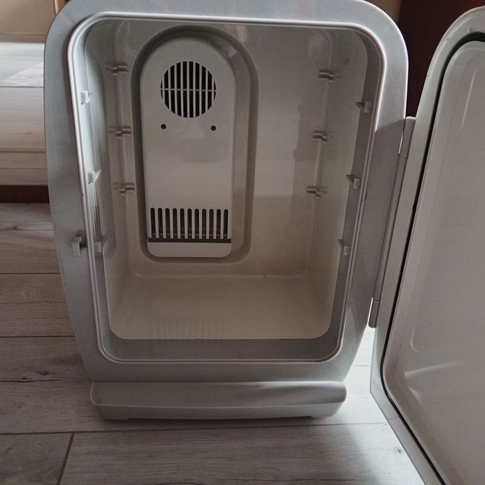 Мини хладилник на 12 и 220 волта