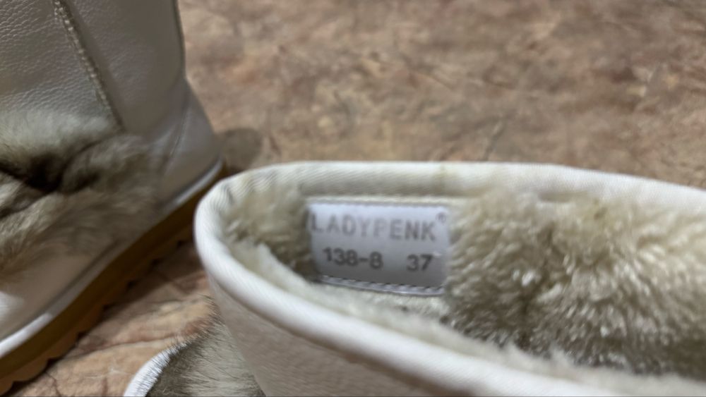 Продаются уггив белом цвете