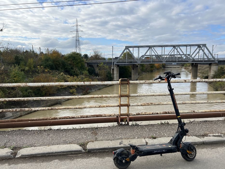 Kukirin g2 master + casca si protectii genunchi si cot