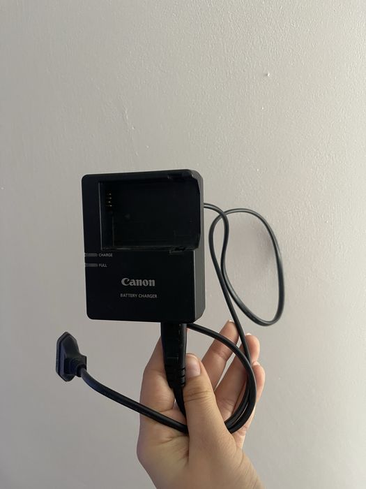 Canon EOS 700D + obiectiv 18-55mm, stare bună