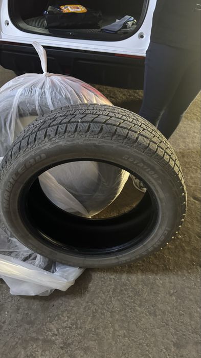 Продам зимние шины 235 55 R19