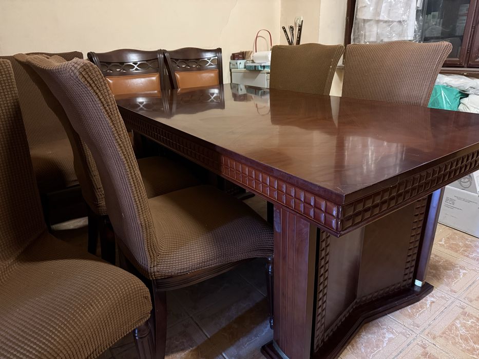 Vând masa luxoasă din lemn masiv pentru sufragerie