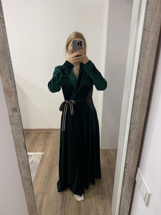 Платье в изумрудном цвете