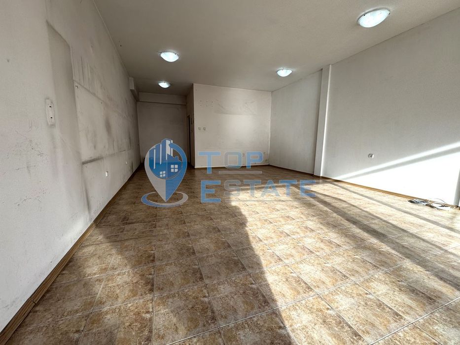 Магазин с лице към главна улица в широкия центрър на град Велико Търн