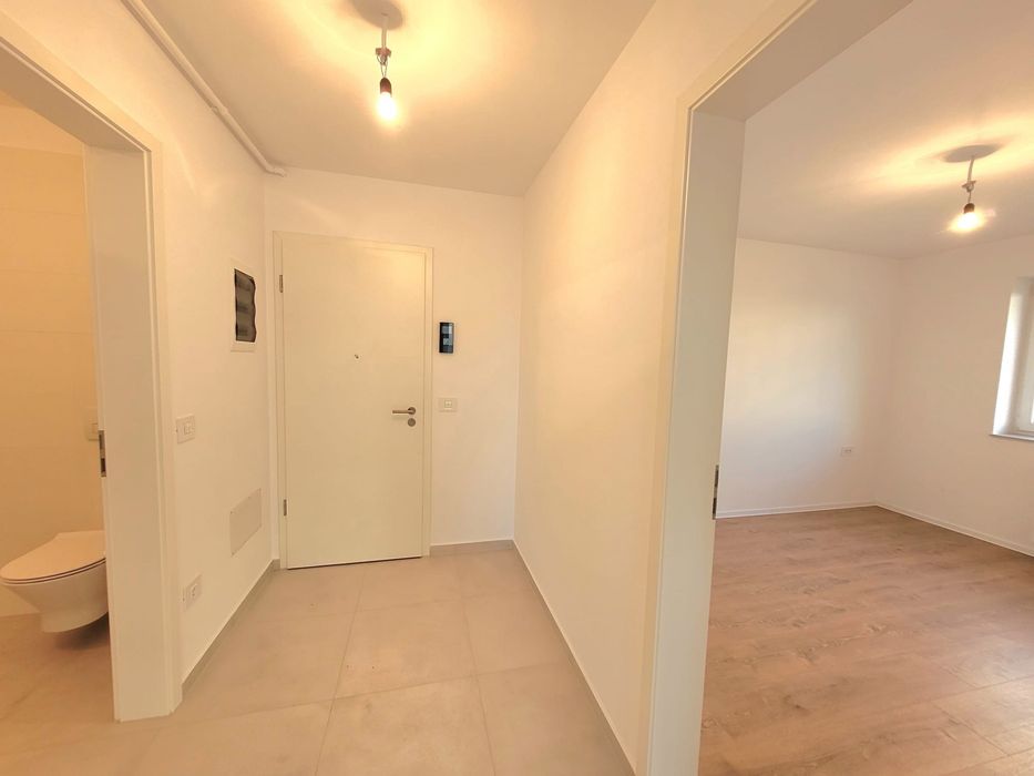 De închiriat studio folosit ca și spațiu comercial Coresi