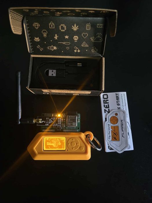 Flipper Zero със силиконов кейс