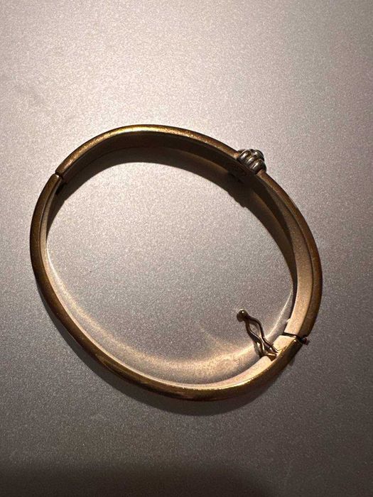 Златна твърда гривна (банжъл) - овална, шарнир