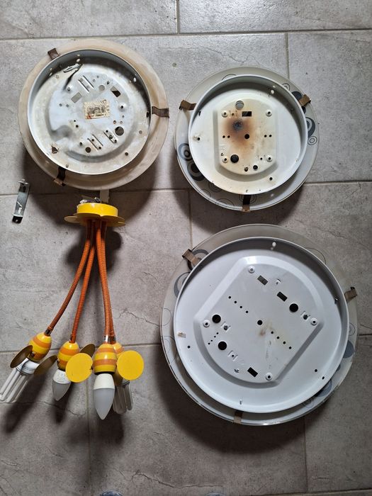 Vând 4 lustre/ aplice