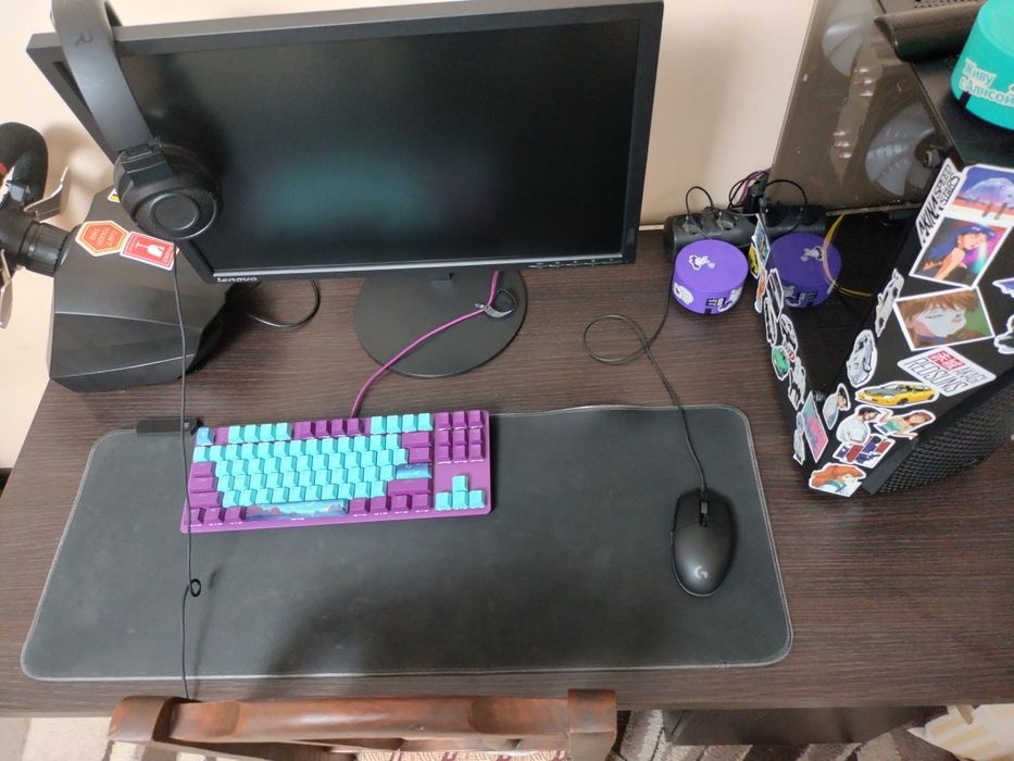 Продам кровать,стол,комод