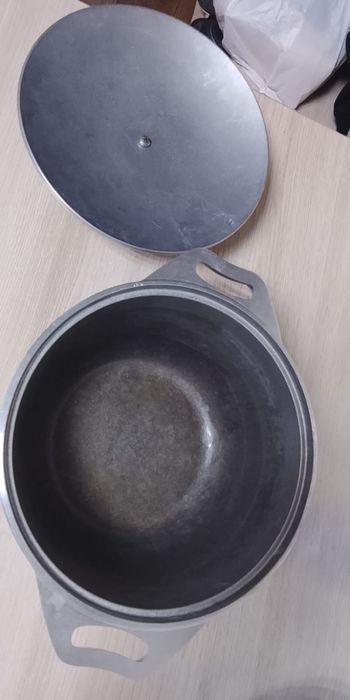 Чугунный казан с крышкой
