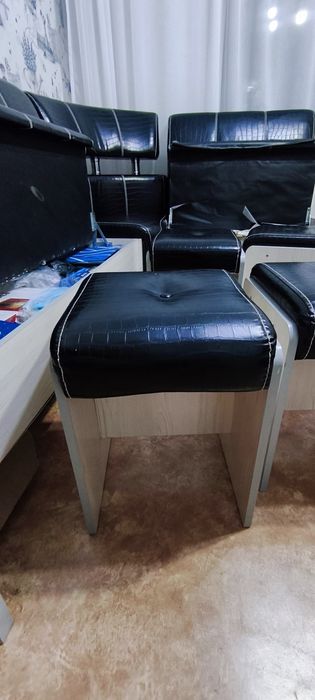 Угловой диван, стол и 4 табуретки