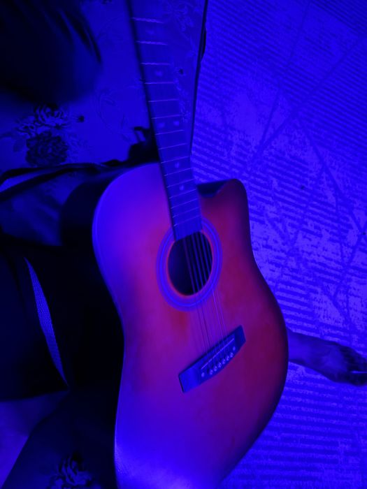 Гитара 25 мынға , сос зор с чехлом