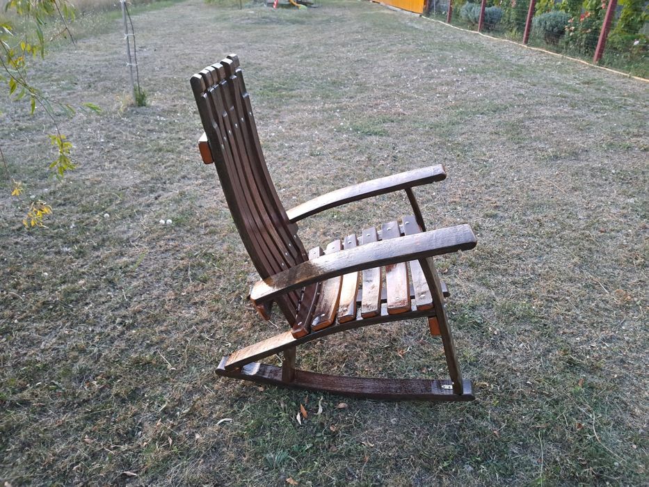 Scaun balansoar din doage de stejar .