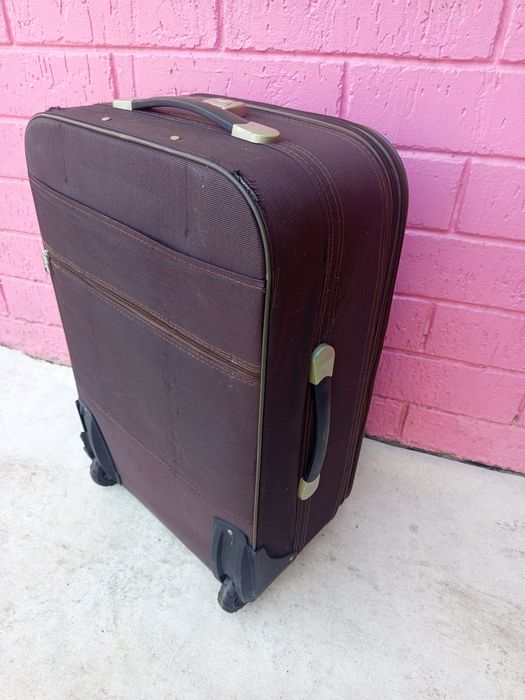 Продаётся ( чемодан ) .