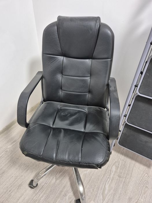 Продам кожанные стулья