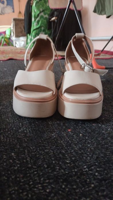 Продам босоножку. Состояное идеальное.